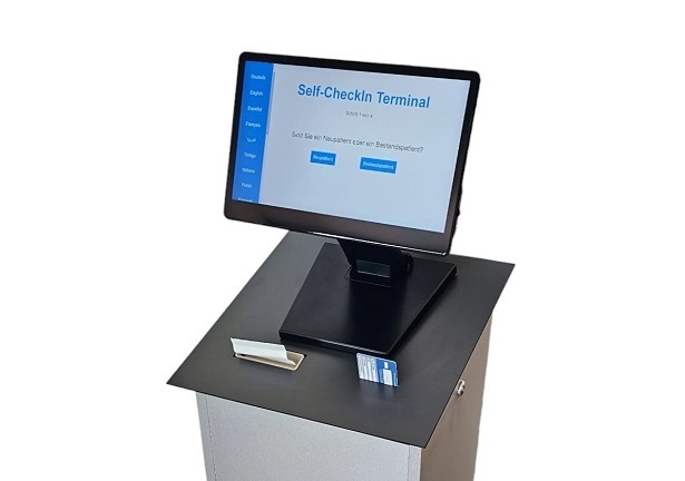 Dank unserem Partnerunternehmen wartenmitadana.de bieten wir Ihnen ein Self-Check-In Terminal, bei dem Sie sich mit Ihrer eGK (Versichertenkarte) selbstständig einchecken können. Dort erhalten Sie auch Ihre Wartenummer!